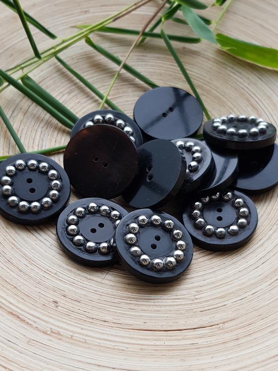 Hornknopf mit Nieten