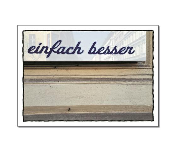 Klassische Postkarte - Optimierung. Foto eines Schriftzuges an der Ecke eines Fensters. Dort steht geschrieben einfach besser. 