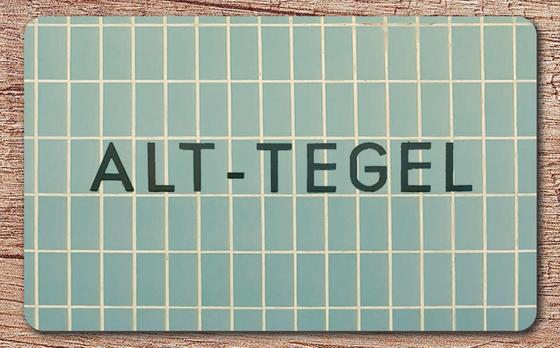 U-Bahnhof Alt-Tegel Frühstücksbrettchen -  schwarzer, schlichte Schrift auf blauem Fliesenhintergrund