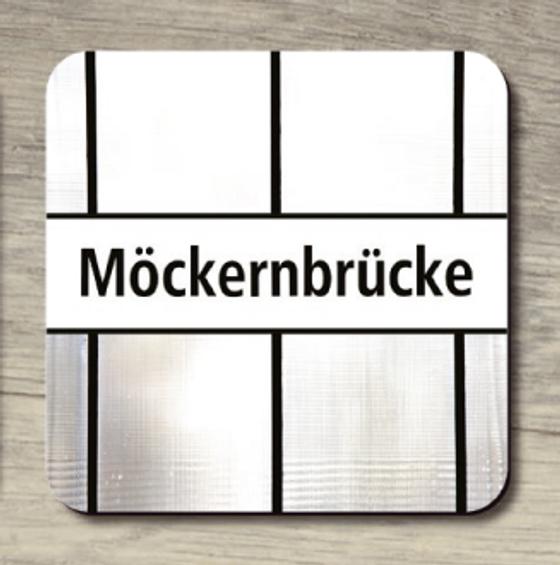 U-Bahnhof Möckernbrücke oben - schwarze Schrift auf weißem Querstreifen in lichtdurchlässiger Glasfront 