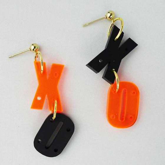goldmarie Ohrringe Paar XO XO - Plexi Buchstaben - schwarz - neon orange