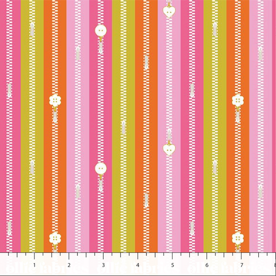Bits and Bobs Stoffkollektion von Sarah Hearts für Figo Fabrics mit illustrierten Nähutensilien wie Scheren, Knöpfen und Maßbändern.