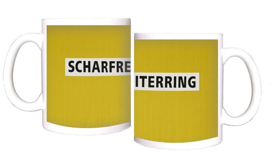 U-Bahn-Tasse Nuernberg Scharfreiterring der Linie U1 in der originalgetreuen Stations-Gestaltung - schwarze Schrift auf weißem Streifen, gelber Streifenbeton Hintergrund