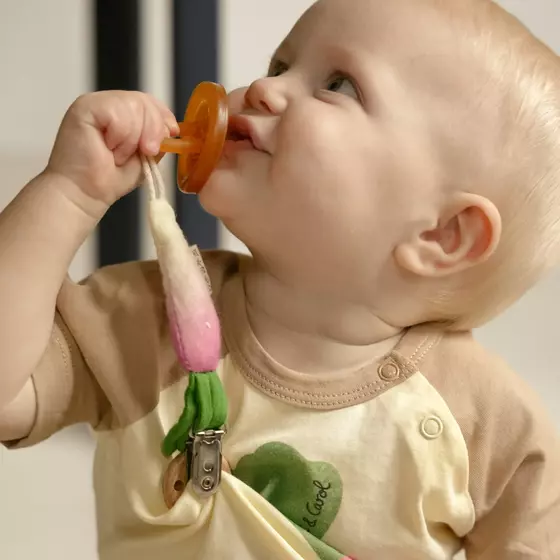 Oli&Carol Pacifier Clip Ramona the Radish
