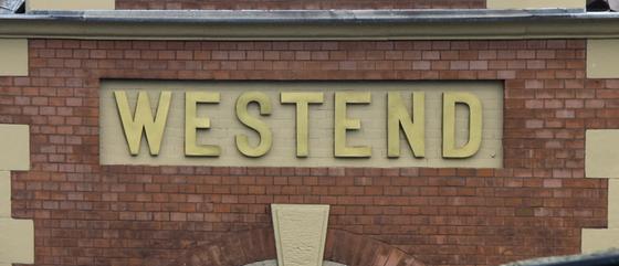 S-Bahn-Tasse Berlin Westend Ringbahn-Linie S41 S42 in der originalgetreuen Stations-Gestaltung mit kaminroten Ziegeln und beigem, eingelassenen Schild mit erhabenen beige-goldenen Buchstaben