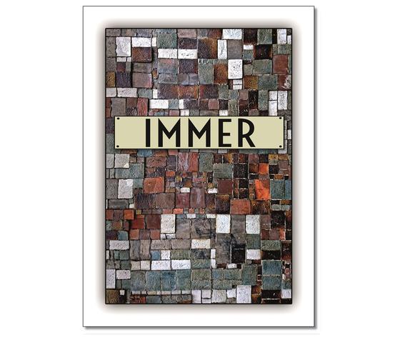 Postkarte - dunkel-, herbstlich farbene Fliesen darauf weißes Schild mit schwarzer Schrift "Immer"