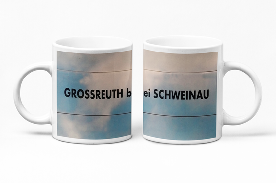U-Bahn Grossreuth bei Schweinau Kaffetasse schwarze Schrift auf grauem Hintergrund