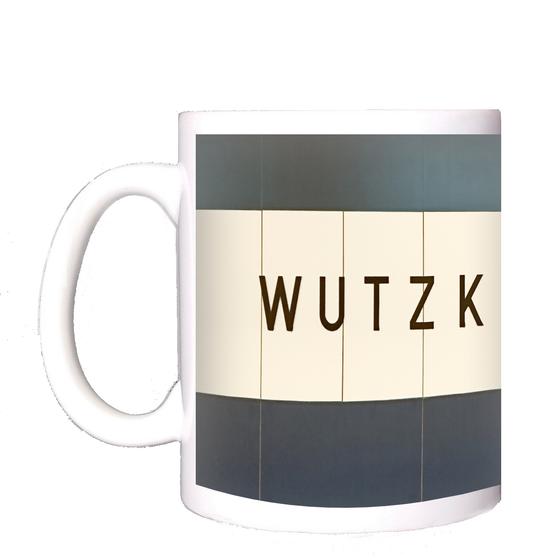 U-Bahn-Tasse Berlin - originalgetreue Stationsgestaltung, schwarze, schmale Schrift auf weißem Schild, vor blau-schwarzem Hintergrund