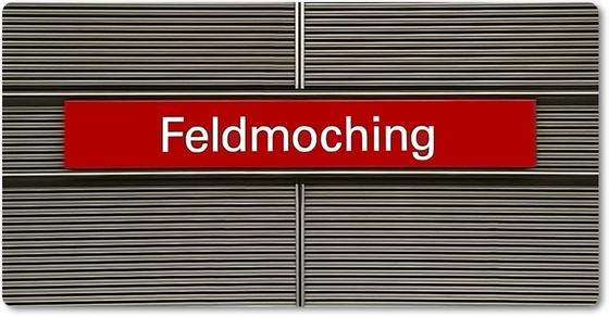 U-Bahnhof Feldmoching Kühlschrankmagnet - weiße Schrift auf rotem Schild vor geriffeltem, grauem Hintergrund
