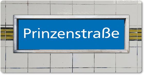 U-Bahnhof Prinzenstraße - weiße Schrift auf  himmelblauem Schild vor weißem Fliesenhintergrund