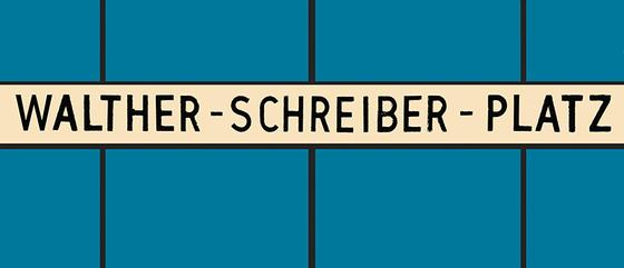 U-Bahn-Tasse Berlin Walther-Schreiber-Platz in der originalgetreuen Stations-Gestaltung bis 2015 - schwarze Schrift auf weißem Streifen vor blauem Hintergrund mit schwarzem Streifen