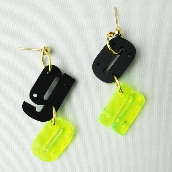 goldmarie Ohrringe GO ON - Plexi Buchstaben - schwarz neon gelb