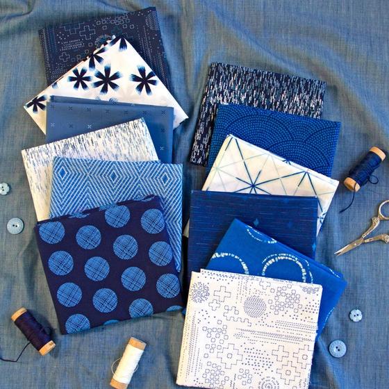 InkPerfect Baumwoll-Popeline mit grafischen Mustern in Blautönen – ideal als Innenstoff für Taschen und Geldbörsen bei Spreefee Bag Making Supplies.
