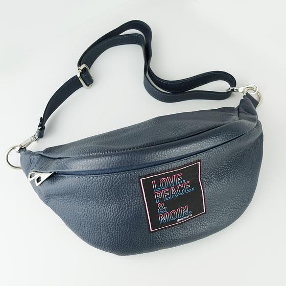goldmarie XL Gürteltasche LOVE PEACE MOIN Neonschrift Leo - Leder - dunkelblau