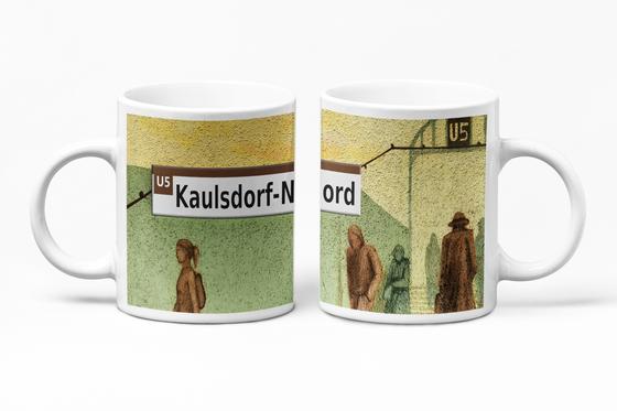 U-Bahnhof Kaulsdorf-Nord Kaffeetasse, schwarze Schrift auf weißem Streifen über gelb grünem Hintergrund mit braunen Siluetten von Menschen