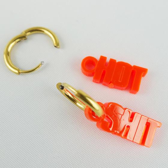 goldmarie Ohrringe HOT SHIT - Plexi Schriftzug - neon orange - 2,5 cm