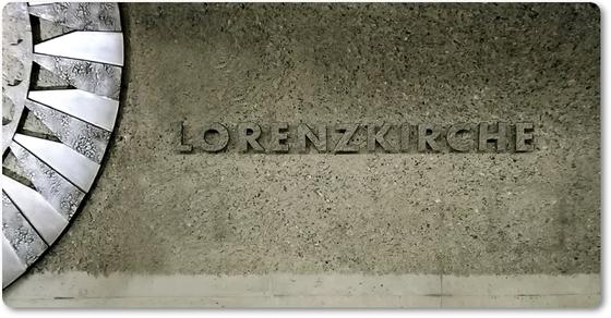 U-Bahn-Magnet Nuernberg Lorenzkirche der Linie U1 in der originalgetreuen Stations-Gestaltung mit grauen Buchstaben auf rauer Beton-Wand