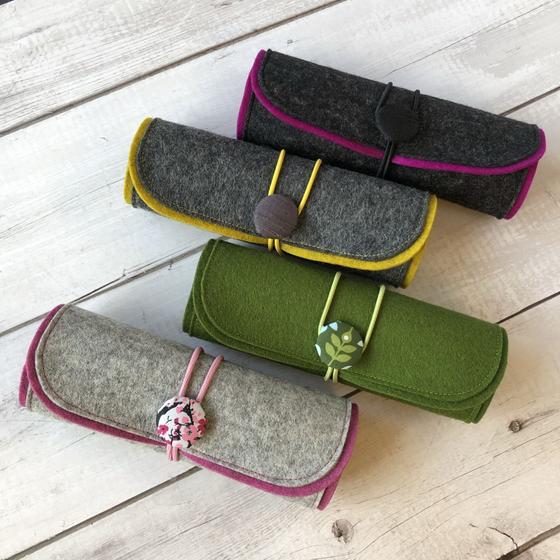 Schmuckrolle aus Wollfilz in Grau und Hellgrau