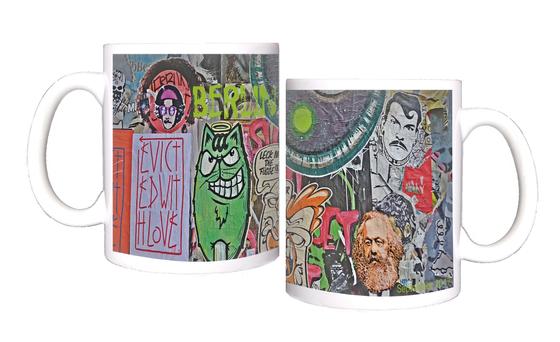 Klassischer Kaffeebecher aus weisser Keramik mit einem Foto einer bunten Streetart-Wand mit Berlin-Schriftzug in Berlin Friedrichshain - beklebt und bemalt von vielen verschiedenen Künstlern 
