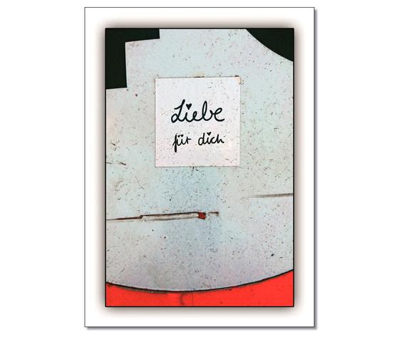 Klassische Postkarte - Das schoenste Geschenk. Foto eines kleines Notizzettels mit der Aufschrift Liebe fuer Dich. 