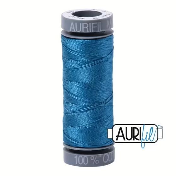 Aurifil 28wt Nähgarn aus 100 % Baumwolle – ideal zum Absteppen, Taschennähen & für sichtbare Steppnähte. Perfekt für Jeans, Canvas & Taschenstoffe