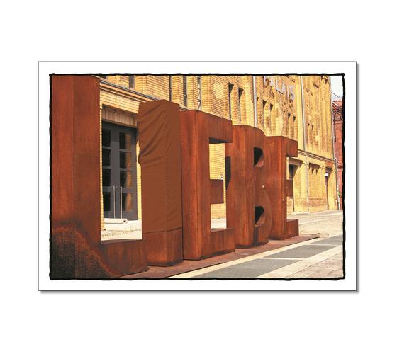 Klassische Postkarte - Foto des Wortes "Liebe" als Metallstatue. Gefuehle. 