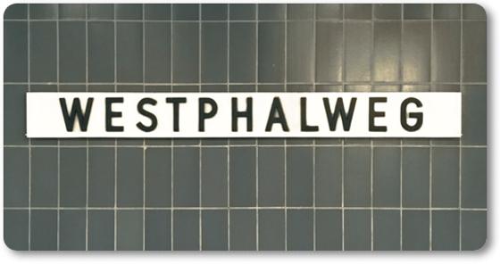 U-Bahnhof Westphalweg Kühlschrankmagnet - schwarze Schrift auf weißem Schild, vor dunkelblauer Kachelwand