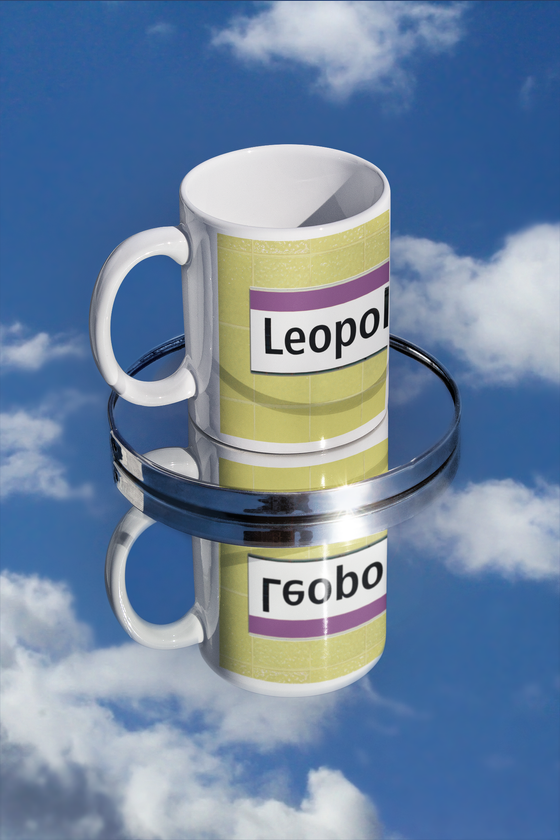 U-Bahnhof Leopoldplatz Kaffeetasse - weißes Schild mit schwarzer Schrift auf gelbem Fliesenhintergrund