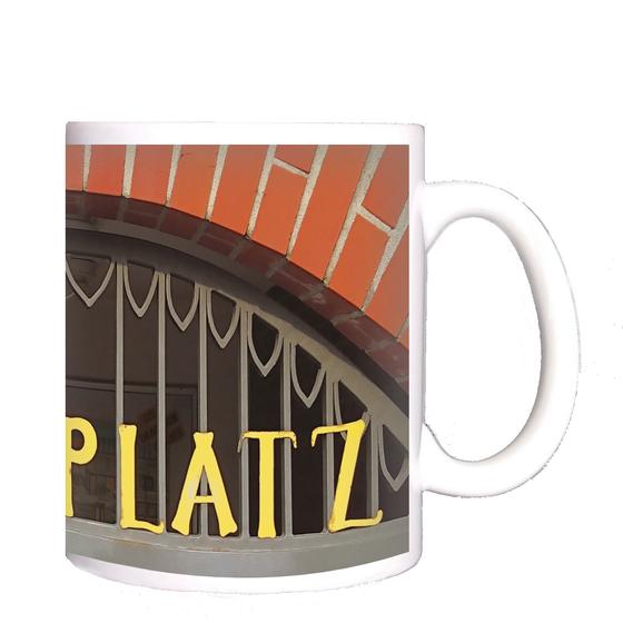 U-Bahnhof Thielplatz Kaffeetasse - goldene, extravagante Lettern