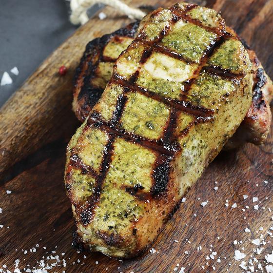 Rueckensteak vom Offenstallschwein, roh, mariniert