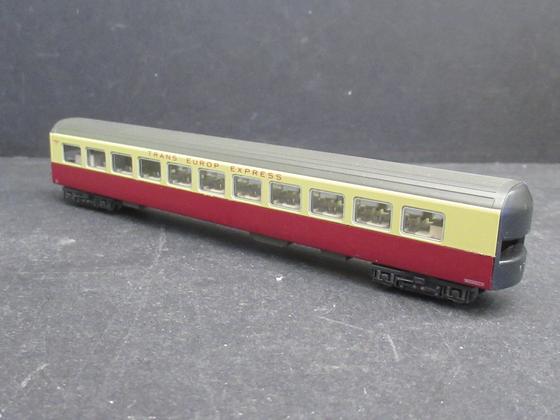 Hobbytrain 1400 305 Mittelwagen Elektrotriebwagenzug RAe II Gottardo TEE-Lackierung SBB, Spur N
