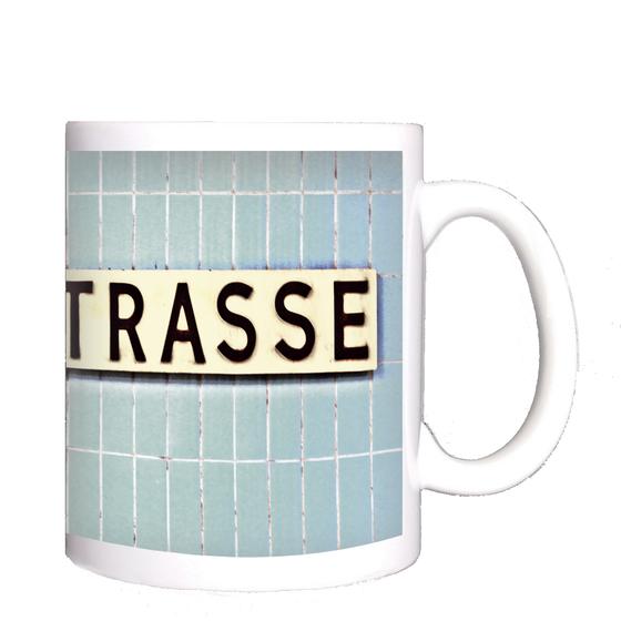U-Bahnhof Turmstrasse Kaffeetasse - weißes Schild mit schwarzer, schlichter Schrift auf blauen Fliesen