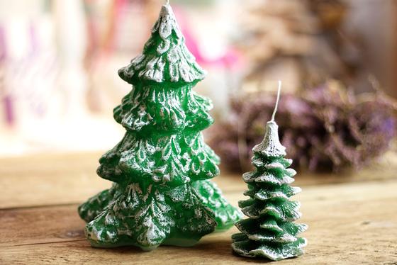 Motivkerze Tannenbaum, grün oder weiß