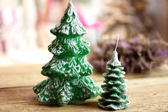 Motivkerze Tannenbaum, grün oder weiß