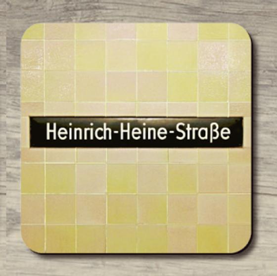 U-Bahnhof Heinrich-Heine-Strasse - weiße Schrift auf schwarzem Schild auf beige/gelben Fließen