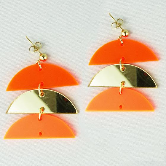 goldmarie Plexi Ohrringe GRAPHIC EDITION NR 10 - neon orange-gold mit Spiegel-Glanz Effekt