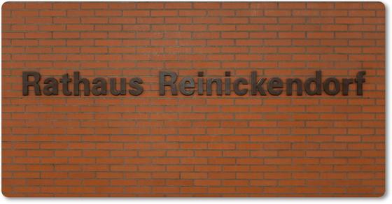 U-Bahnhof Rathaus Reinickendorf - schwarz Lettern auf rot-brauner Backsteinmauer