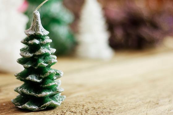 Motivkerze Tannenbaum, grün oder weiß