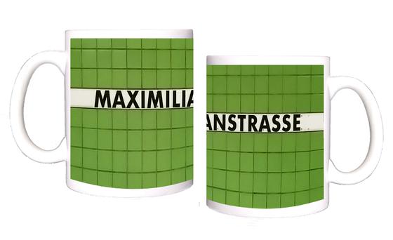 U-Bahn-Tasse Nuernberg Maximilianstraße der Linie U1 in der originalgetreuen Stations-Gestaltung - laubgruene quadratische Fliesen mit schwarzer Schrift auf weissem Streifen