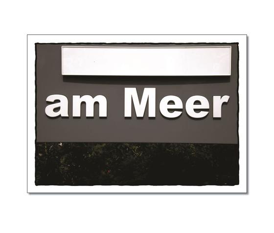 Klassische Postkarte - Weites Rauschen am Meer. Ausschnitt eines Schildes mit der Aufschrift am Meer. 