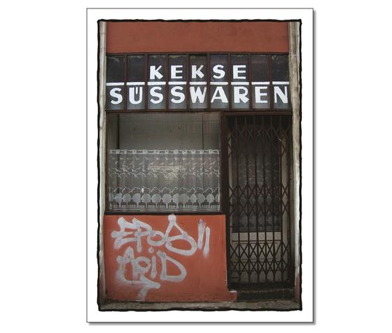 Klassische Postkarte - Abbildung des Eingangs eines geschlossenen Suesswarengescheafts. Ueber der Tuer stehen die Worte: Kekse und Suesswaren. 