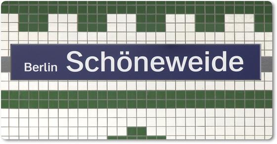 S-Bahnhof Schöneweide Berlin - weiße Schrift auf blauem hintergrund auf weißen Kacheln mit grünem Muster