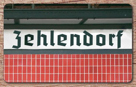 S-Bahnhof Zehlendorf S-Bahn Souvenir Frühstücksbrettchen  Berlin - weißes Schild mit schwarzer, traditioneller, gebrochener Schrift, schwarz umrandet, über roten Fliesen