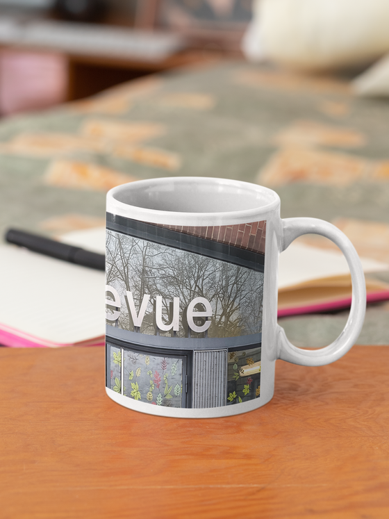 S-Bahnhof Bellevue Kaffetasse weise Schrift auf grauem Balken über Glastüreingang