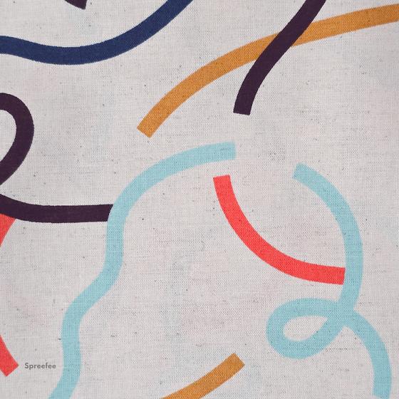 Japanischer Baumwoll-Leinen-Canvas mit dynamischem Linienmuster in modernen Farben. Ideal für Taschen, Accessoires und grafische Nähprojekte.