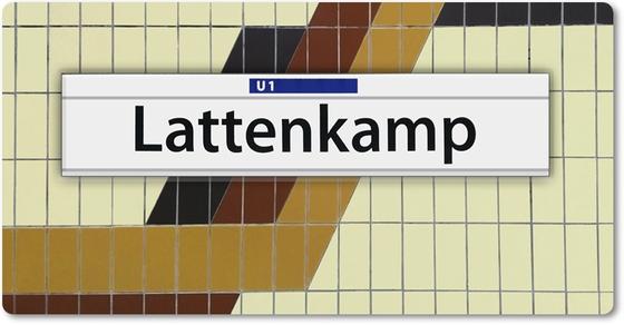 U-Bahn Hamburg Kühlschrankmagnet S-Bahnhof Lattenkamp beige Fliesen mit orang, rot gelbem Muster, darüber weißes Schild mit schwarzer Schrift tom bäcker, Geschenkidee, 
