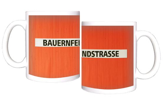 U-Bahn-Tasse Nuernberg Bauernfeindstrasse der Linie U1 in der originalgetreuen Stations-Gestaltung - schwarze Schrift auf weißem Streifen, oranger Streifenbeton Hintergrund 
