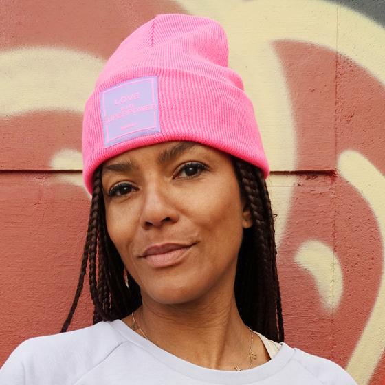 goldmarie Beanie Mütze LOVE IS MY SUPERPOWER lila Label - neon pink