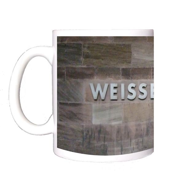 U-Bahn-Tasse Weisser Turm Nuernberg der Linien in der originalgetreuen Stations-Gestaltung -  angedunkelter monumentaler Kalksandstein mit silbergrauem Schriftzug in Grossbuchstaben