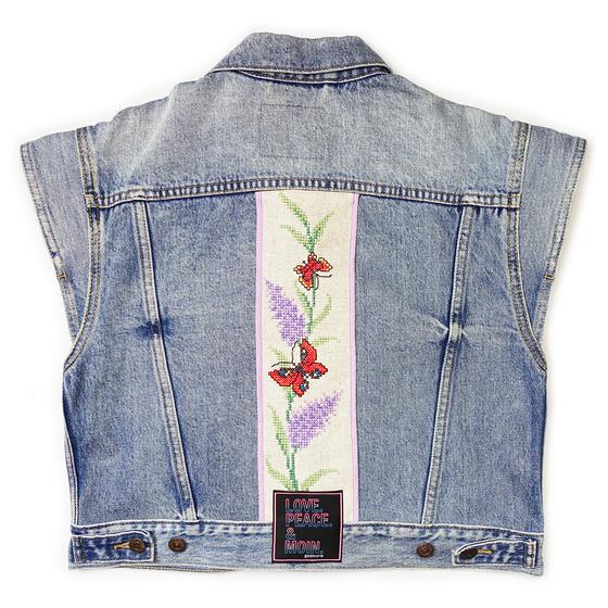 goldmarie Jeansweste LOVE PEACE MOIN - NR 43 - Stick-Applikation - Recycelt aus einer Jeansjacke - denim washed